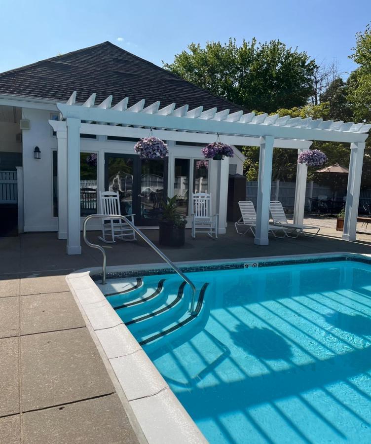Getaway Villa- 3 Mins To Mohegan- Fully Stocked With Two Full Beds & Fireplace- Jacuzzi, Saltwater Pools, Sauna Norwich Exteriér fotografie